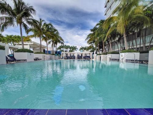 Modern Luxury Beach Hotel Large 2 Bedroom with Views 2208 Fort Lauderdale 