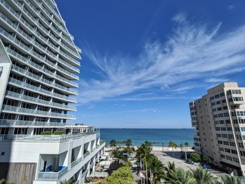 Modern Luxury Beach Hotel Large 2 Bedroom with Views 2208