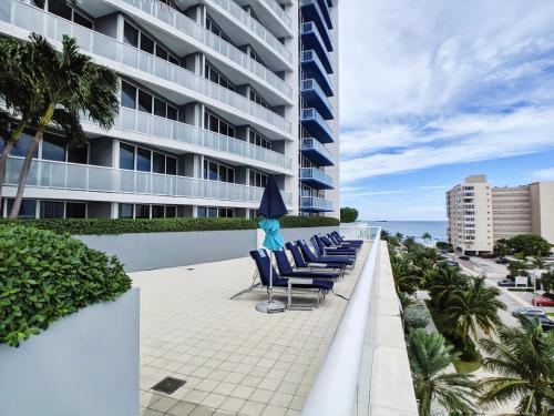 Modern Luxury Beach Hotel Large 2 Bedroom with Views 2208 - image 2