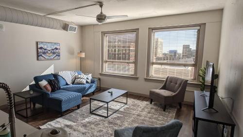 Gorgeous 1BR with Gym and Pool - Apartment - Wichita
