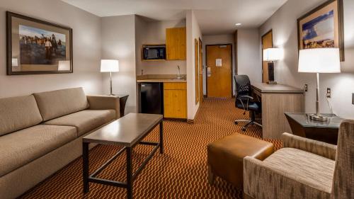 King Suite with Roll-In Shower and Balcony - Disability Access