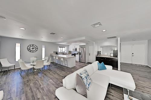 Lavish Desert Retreat - Pool Hot Tub Billiards home - image 4