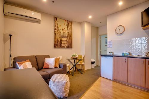901 Inner City Zen - balcony river views - smart TV