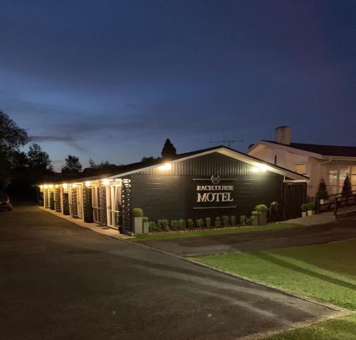 Viesnīcas āriene, Racecourse Motel in Paeroja