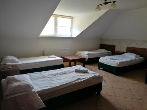 4 twin beds