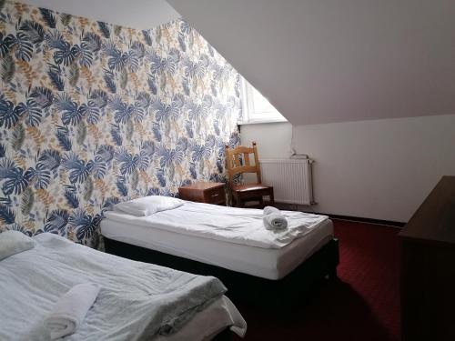 2 twin beds
