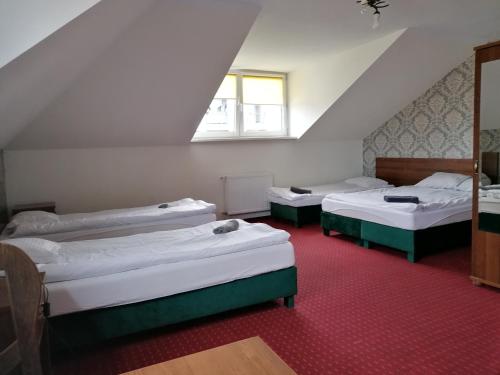 7 twin beds
