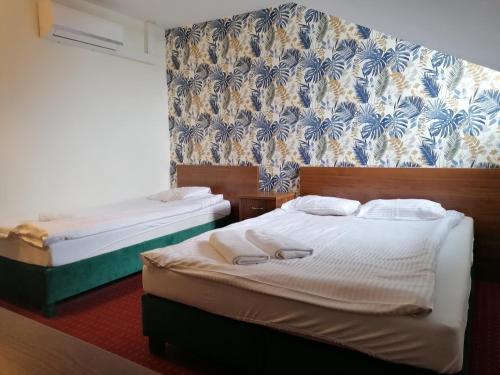 1 double bed, 1 twin bed