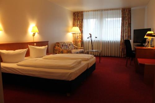 1 queen bed, 2 twin beds