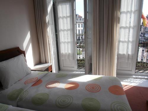Twin Room with City View image 3