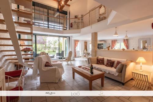 LA GRANGE DE BELLEFONTAINE et sa piscine privée gîte à louer Courpiac