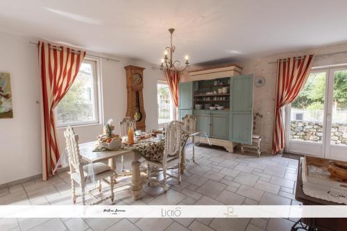 Facilities, LA GRANGE DE BELLEFONTAINE et sa piscine privee in Bellefond