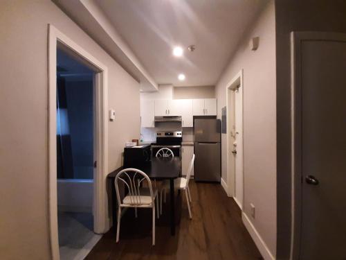 Sanitized renovated close to subway and 24 hrs services