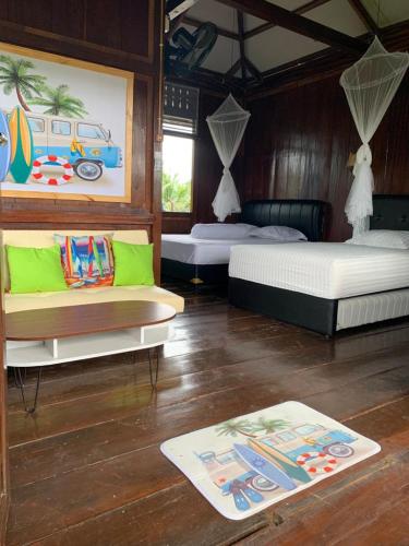 1 queen bed, 2 twin beds