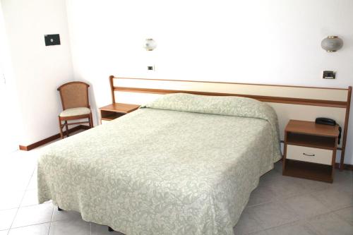 1 double bed, 2 bunk beds