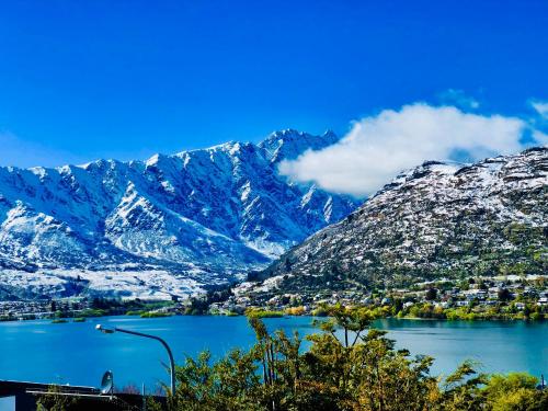 Awesomely Cozy Queenstown Home with a View