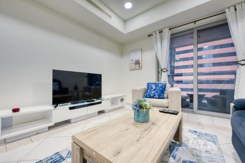 RH- Striking View, 2BR in Marina, close to dining, cafes, bars, tram