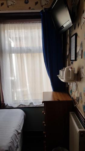 Small Twin Room image 4