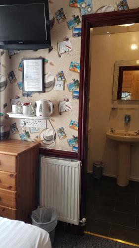 Small Twin Room image 3