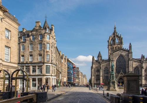 St Giles Royal Mile - image 13