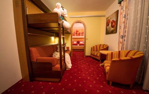 1 queen bed, 2 bunk beds