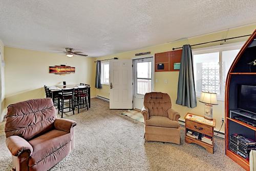 Summer Winds Condo - Pool & Grill Walk to Beach condo - image 2