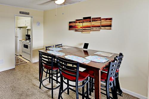 Summer Winds Condo - Pool & Grill Walk to Beach condo - image 4