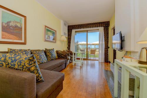 Quadruple Family Room with Lake View