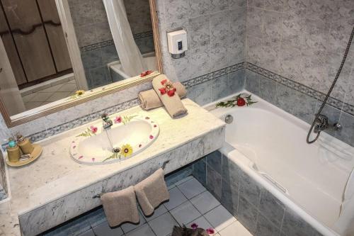 room detail thumbnail 2