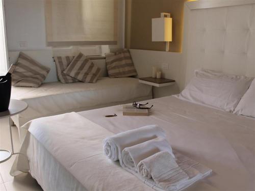 1 queen bed, 2 twin beds