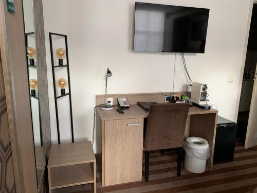 Deluxe Double Room with Canal View image 5
