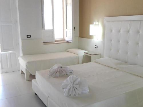 1 king bed, 2 twin beds