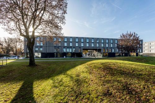 ทัศนียภาพภายนอกโรงแรม, โรงแรมไอน์สเมอร์ (Hotel einsmehr) in เอาก์สบวร์ก