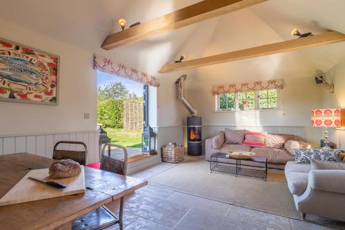 Romantic cottage in pretty village with great pubs - Stoke Cartlodge