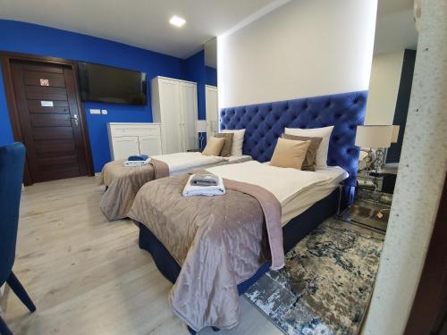 2 twin beds
