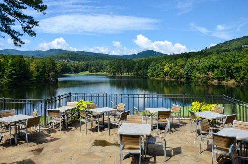 Luxe Big Canoe Resort Home with 3 Decks and Mtn Views! in Big Canoe