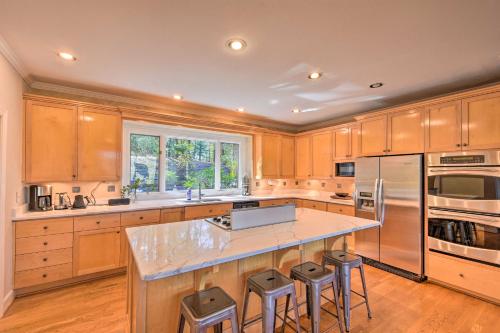 Luxe Big Canoe Resort Home with 3 Decks and Mtn Views! in Jasper, USA