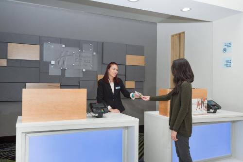 Holiday Inn Express & Suites., an IHG Hotel