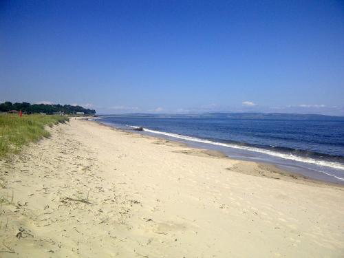 Birchgrove Holiday Apartment--- Free Wifi--