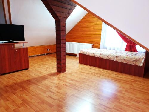 1 queen bed, 1 twin bed, 1 sofa bed