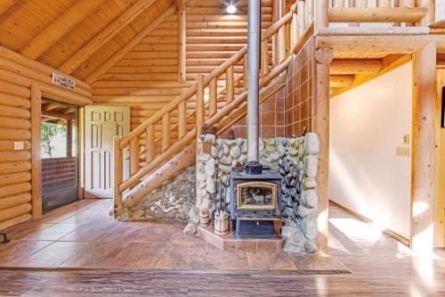 Pine Cone Haven in Idyllwild, USA