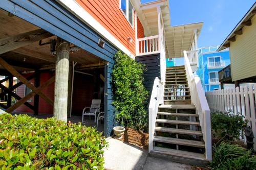 1709 E Ashley Bacon in the sun - main image