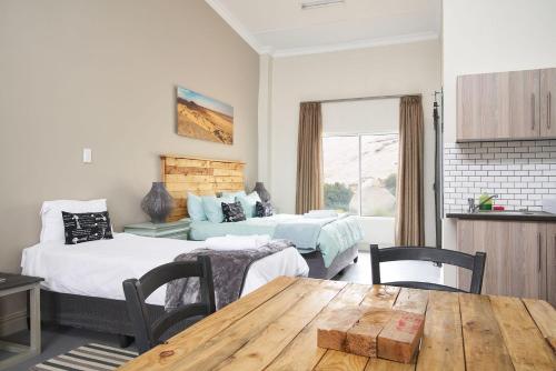 1 king bed, 2 twin beds