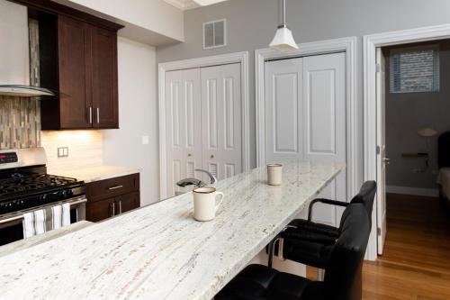 Modern River West 2BR with W&D by Zencity