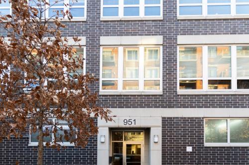 Modern River West 2BR with W&D by Zencity - image 2