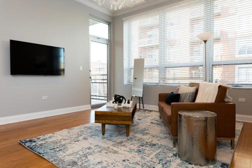Modern River West 2BR with W&D by Zencity - image 3