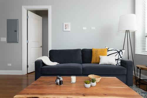 Modern River West 2BR with W&D by Zencity - image 9