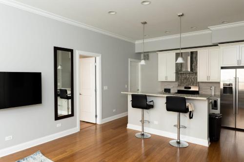 Modern River West 2BR with W&D by Zencity - image 8