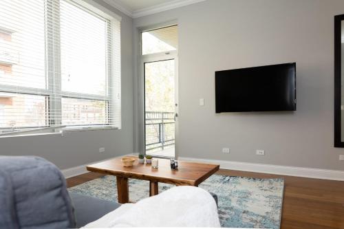 Modern River West 2BR with W&D by Zencity - main image