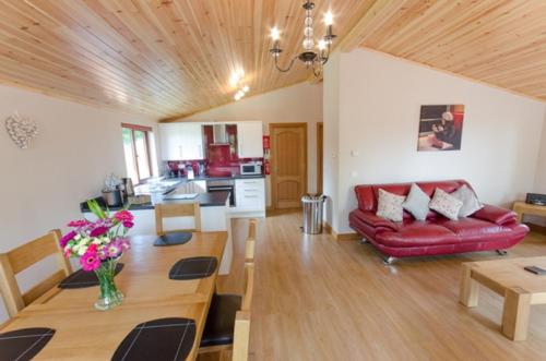 Laurel Lodge With Hot Tub, Newton Stewart